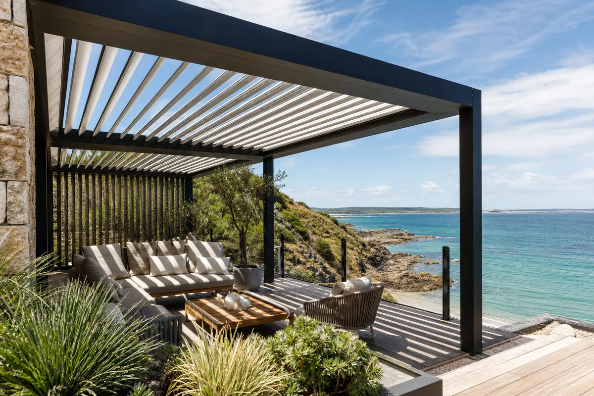 Pergola bioclimatique : lames orientables, motorisation et vent